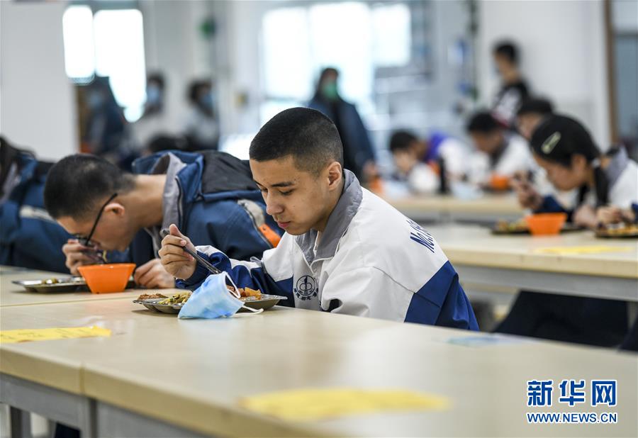 （圖文互動）（6）“早”安同學(xué)，“早”安老師！——新疆初高中畢業(yè)班復(fù)課一周回訪見聞