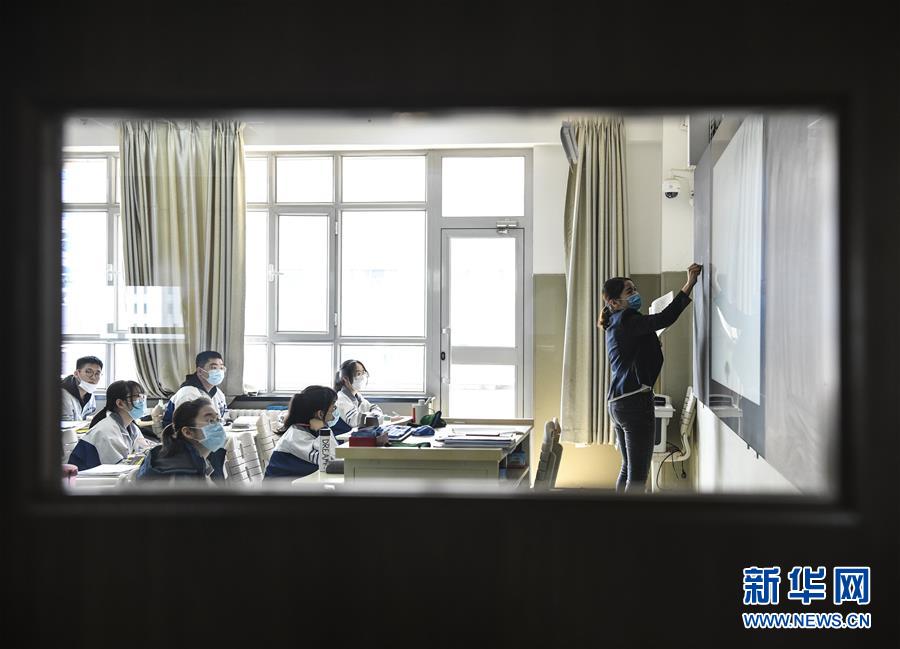 （圖文互動）（10）“早”安同學(xué)，“早”安老師！——新疆初高中畢業(yè)班復(fù)課一周回訪見聞