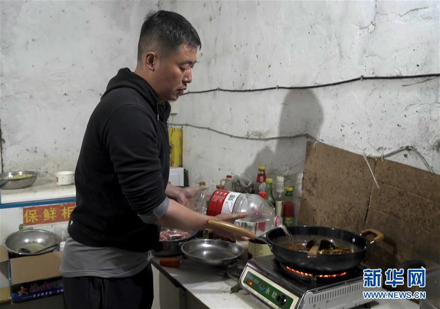 （決戰(zhàn)決勝脫貧攻堅·圖文互動）記者手記：觸摸改變，面對挑戰(zhàn)，感受新生——在大涼山腹地蹲點的日與夜