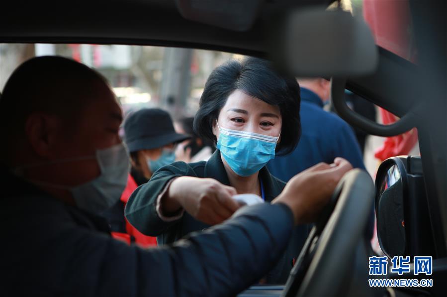 （習近平致敬的戰(zhàn)“疫”英雄·下沉干部篇·圖文互動）（2）他們，挺身而出守防線