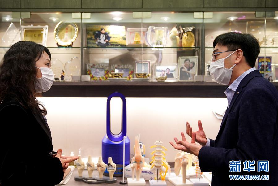 （香港故事·圖文互動）（2）從“非典”到新冠，一位香港醫(yī)生親歷的兩次抗疫