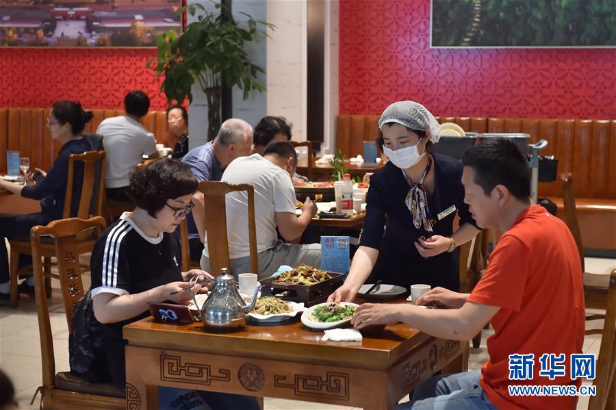 （圖文互動）（3）北京節(jié)日市場復(fù)工忙、人氣旺