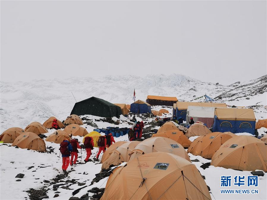 （2020珠峰高程測(cè)量·圖文互動(dòng)）（1）2020珠峰高程測(cè)量登山隊(duì)抵達(dá)海拔6500米的前進(jìn)營地