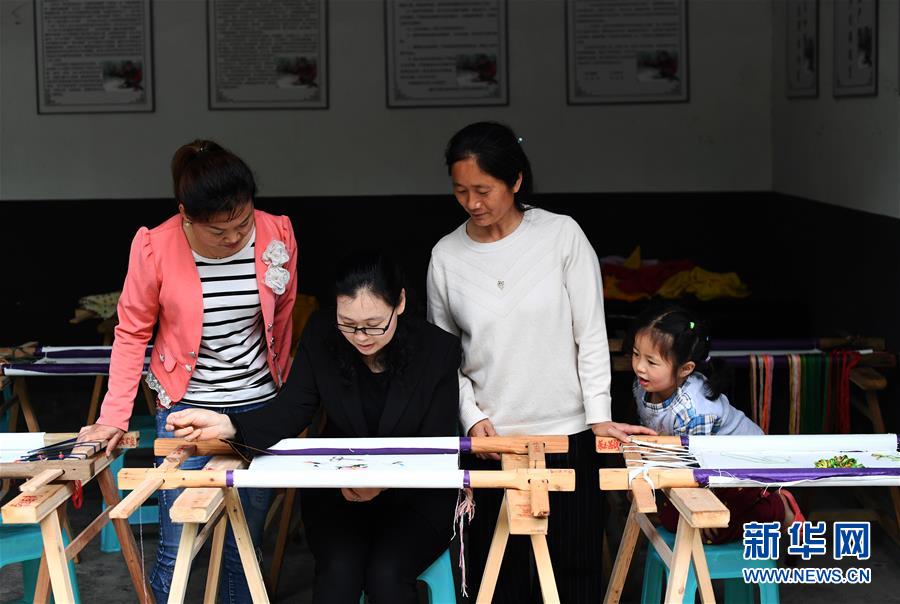 （兩會(huì)人物·圖文互動(dòng)）（1）帶娃、賺錢兩不誤——一位農(nóng)民工代表眼中的脫貧新工作