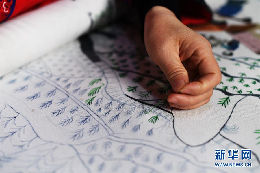 （兩會(huì)人物·圖文互動(dòng)）（2）帶娃、賺錢兩不誤——一位農(nóng)民工代表眼中的脫貧新工作