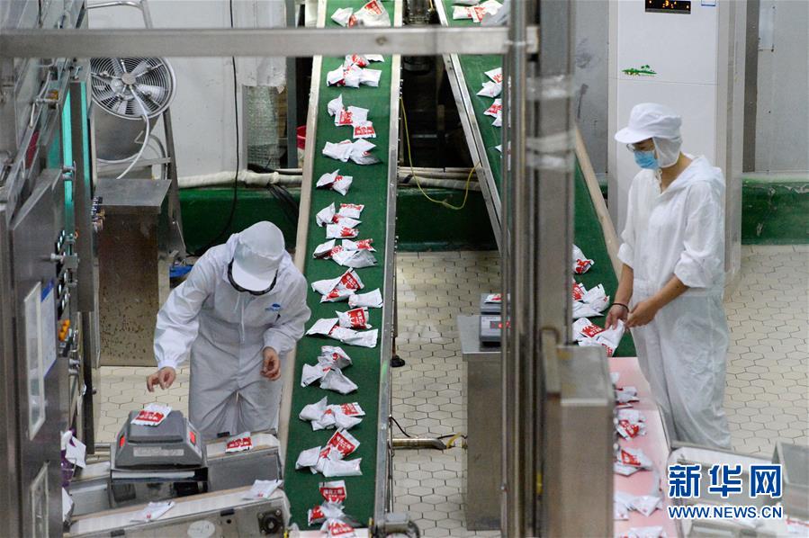 （圖文互動）（1）烏魯木齊：實(shí)施&ldquo;哺育工程&rdquo; 23萬余學(xué)齡前兒童免費(fèi)喝牛奶