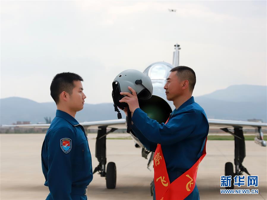 （圖文互動(dòng)）（2）5290小時(shí)！中國空軍殲擊機(jī)飛行紀(jì)錄保持者光榮停飛