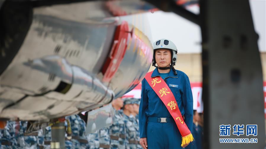 （圖文互動(dòng)）（7）5290小時(shí)！中國空軍殲擊機(jī)飛行紀(jì)錄保持者光榮停飛