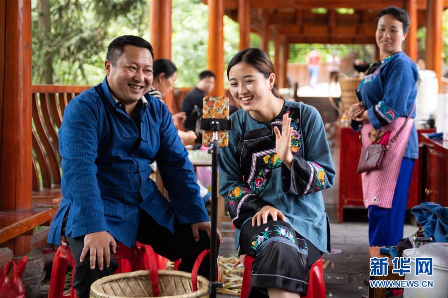 （新華全媒頭條·走向我們的小康生活·圖文互動）（10）那山，那人，那苗寨——十八洞村三代人的奮斗史