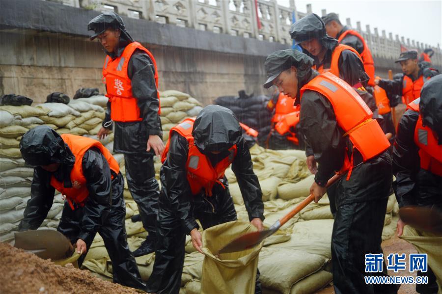 （防汛抗洪·圖文互動(dòng)）（1）洪水不退，子弟兵誓死不退——解放軍和武警部隊(duì)官兵參與洪澇災(zāi)害搶險(xiǎn)救援記事