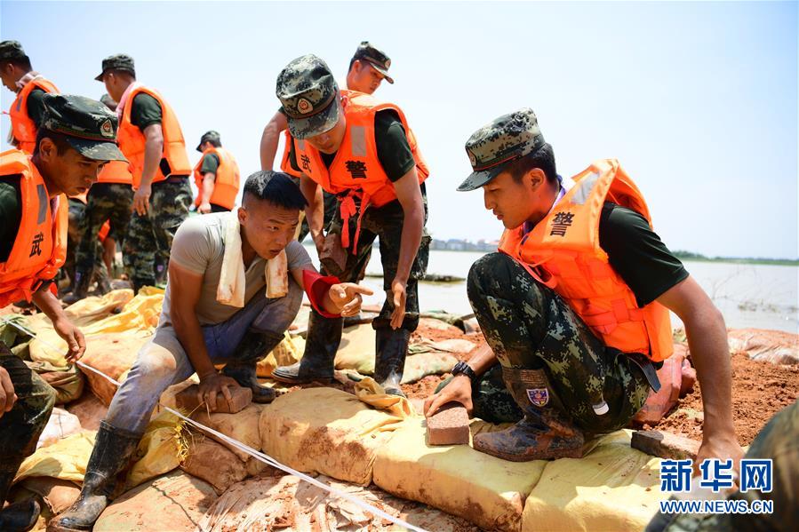 （防汛抗洪·圖文互動(dòng)）（2）洪水不退，子弟兵誓死不退——解放軍和武警部隊(duì)官兵參與洪澇災(zāi)害搶險(xiǎn)救援記事