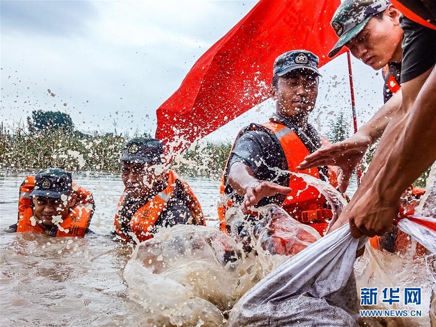 （防汛抗洪·圖文互動(dòng)）（9）洪水不退，子弟兵誓死不退——解放軍和武警部隊(duì)官兵參與洪澇災(zāi)害搶險(xiǎn)救援記事