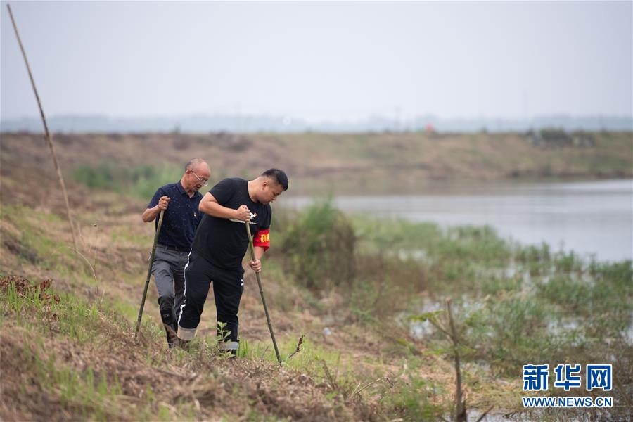 （防汛抗洪·圖文互動）（1）在大堤上成長，為人民守護(hù)——洪水中的青年“生力軍”