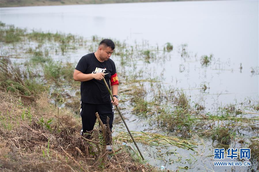（防汛抗洪·圖文互動）（2）在大堤上成長，為人民守護(hù)——洪水中的青年“生力軍”