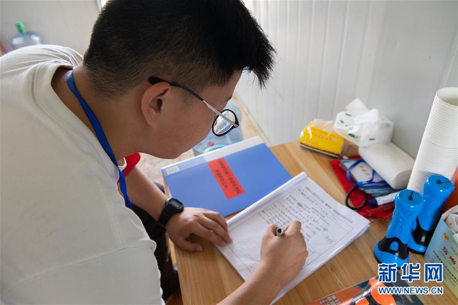 （防汛抗洪·圖文互動）（4）在大堤上成長，為人民守護(hù)——洪水中的青年“生力軍”