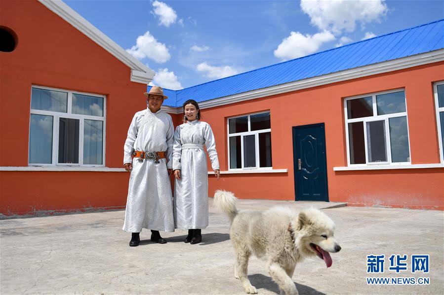 （走向我們的小康生活&middot;圖文互動(dòng)）（6）草原有了網(wǎng)，手機(jī)能放羊&mdash;&mdash;看呼倫貝爾大草原牧民生活變了樣 