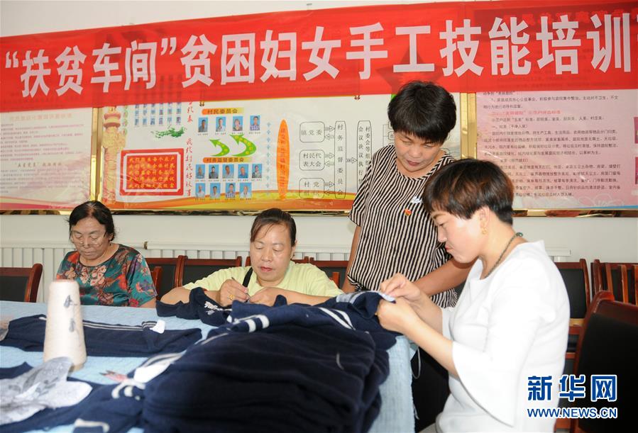 （決戰(zhàn)決勝脫貧攻堅·圖文互動）（1）內(nèi)蒙古河套：一雙巧手、一副棒針、一團毛線打造貧困戶“炕頭經(jīng)濟”