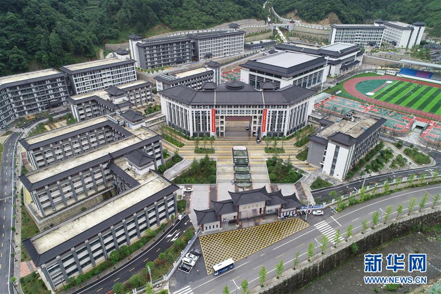 （新華視點·圖文互動）（1）學校建漂亮點本無錯，為何這所“豪華中學”讓人困惑？