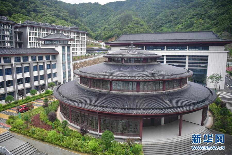 （新華視點·圖文互動）（4）學校建漂亮點本無錯，為何這所“豪華中學”讓人困惑？