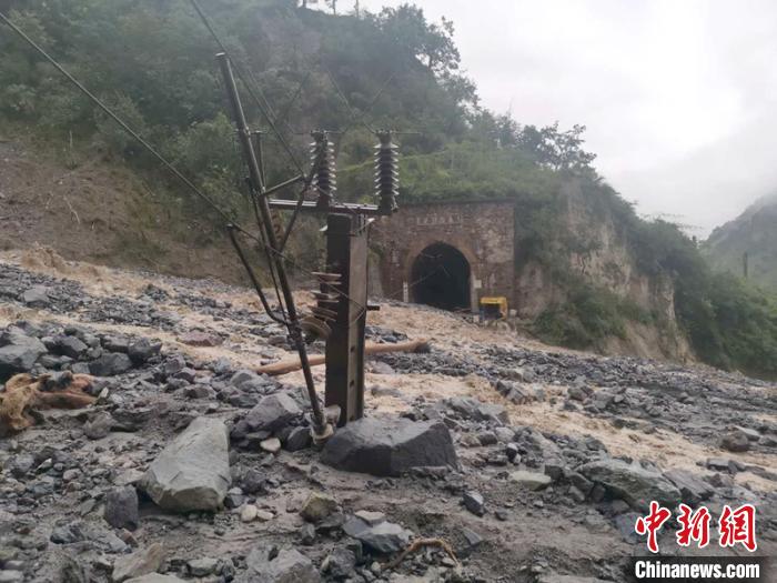 因泥石流受損的成昆鐵路區(qū)間?！ソ?攝