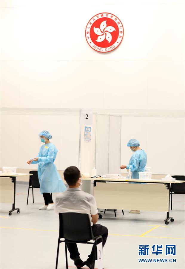 （圖文互動）（2）特寫：新冠病毒普檢首日，香港市民踴躍參與