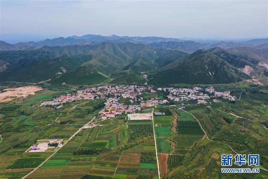 （新華全媒頭條·走向我們的小康生活·圖文互動(dòng)）（13）長(zhǎng)城腳下，小康村串成“珍珠鏈”