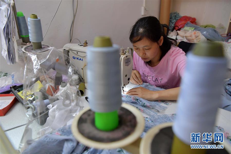 （走向我們的小康生活·圖文互動）（2）“一件衣裳”，藏著脫貧致富新天地