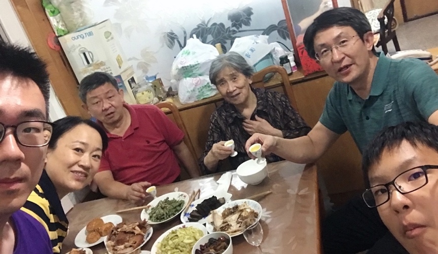 10月1日，留學(xué)生李天力（左一）在老家淄博的親戚家中與親人一起吃晚飯，共度中秋