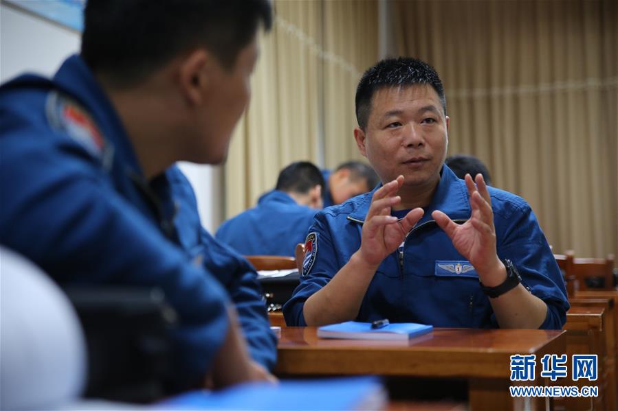 （在習近平強軍思想指引下·我們在戰(zhàn)位報告·圖文互動）（4）偵天探海 狩獵?？?mdash;—南部戰(zhàn)區(qū)海軍航空兵某師加速轉(zhuǎn)型提升新質(zhì)戰(zhàn)斗力記事