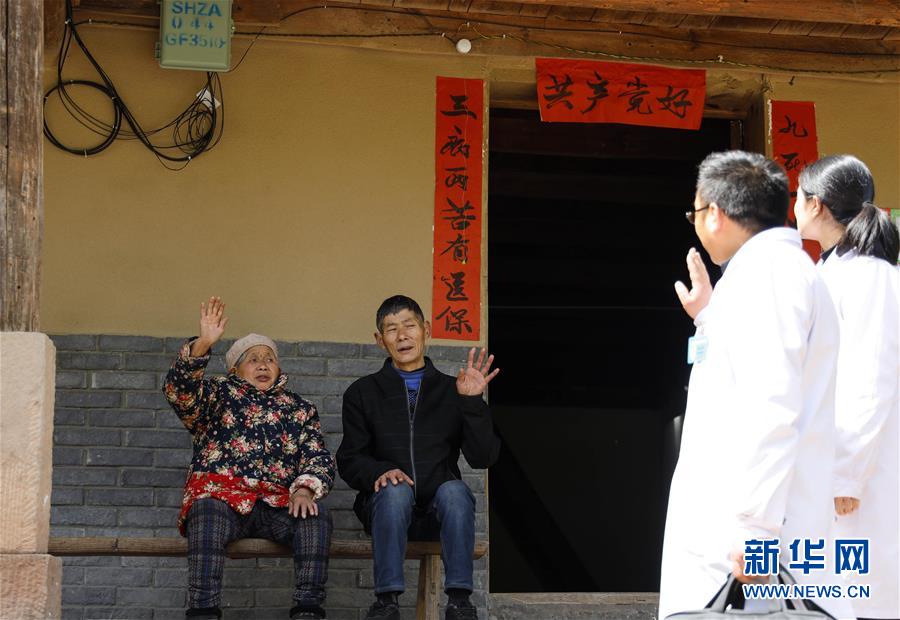 （習(xí)近平的小康故事·新華網(wǎng)·圖文互動）（6）“真正解決好基層群眾看病難、看病貴問題”——習(xí)近平和群眾健康的故事