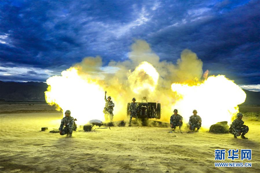 （在習(xí)近平強(qiáng)軍思想指引下·我們?cè)趹?zhàn)位報(bào)告·圖文互動(dòng)）（1）朵朵傘花綻放，勝戰(zhàn)精兵天降——空降兵部隊(duì)某旅教導(dǎo)員余海龍帶領(lǐng)官兵傳承黃繼光精神記事