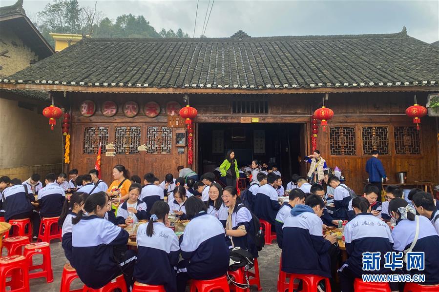 （在習近平新時代中國特色社會主義思想指引下——新時代新作為新篇章·習近平總書記關切事·圖文互動）（2）精準扶貧7年，十八洞村“長”出10余種新職業(yè)
