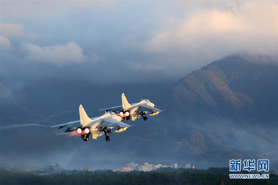 （新華全媒頭條·圖文互動(dòng)）（2）沿著中國(guó)特色強(qiáng)軍之路闊步前進(jìn)——黨中央、中央軍委領(lǐng)導(dǎo)推進(jìn)國(guó)防和軍隊(duì)建設(shè)70年紀(jì)實(shí)