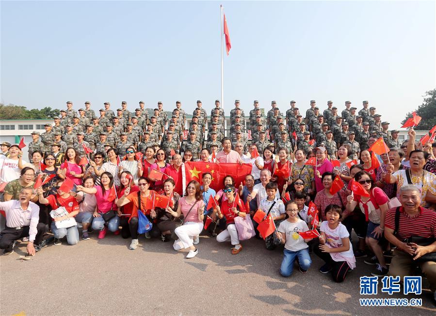 （圖文互動）（4）“我和我的祖國，一刻也不能分割”——解放軍駐香港部隊與市民共同慶祝國慶70周年見聞