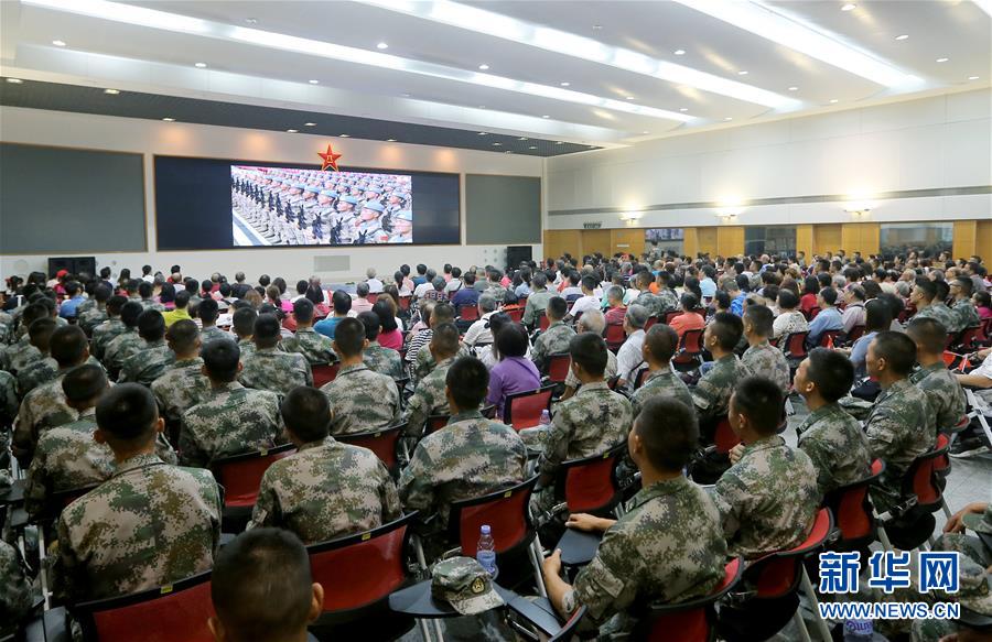 （圖文互動）（3）“我和我的祖國，一刻也不能分割”——解放軍駐香港部隊與市民共同慶祝國慶70周年見聞