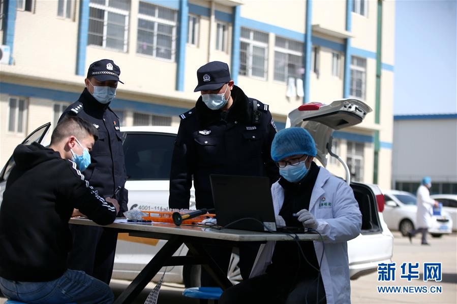 （習(xí)近平致敬的戰(zhàn)“疫”英雄·公安干警篇·圖文互動）（3）他們，抗疫一線鑄警魂