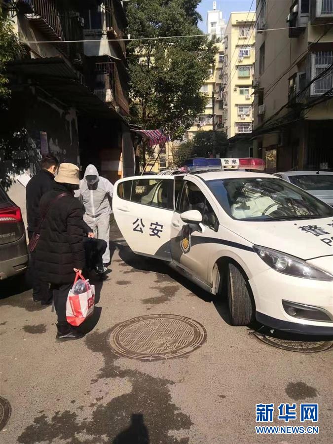 （習(xí)近平致敬的戰(zhàn)“疫”英雄·公安干警篇·圖文互動）（5）他們，抗疫一線鑄警魂