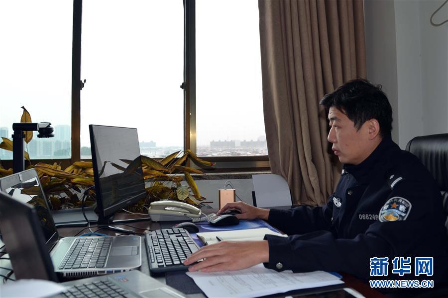 （習(xí)近平致敬的戰(zhàn)“疫”英雄·公安干警篇·圖文互動）（8）他們，抗疫一線鑄警魂