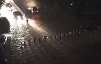 暴雨中的“最美人墻”找到了！