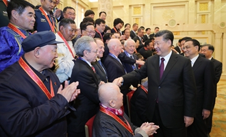 慶祝大會結(jié)束后，習近平等會見受表彰人員及親屬代表