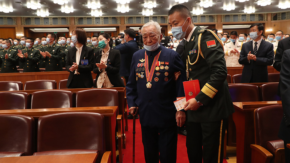 志愿軍老戰(zhàn)士、老同志入場(chǎng)
