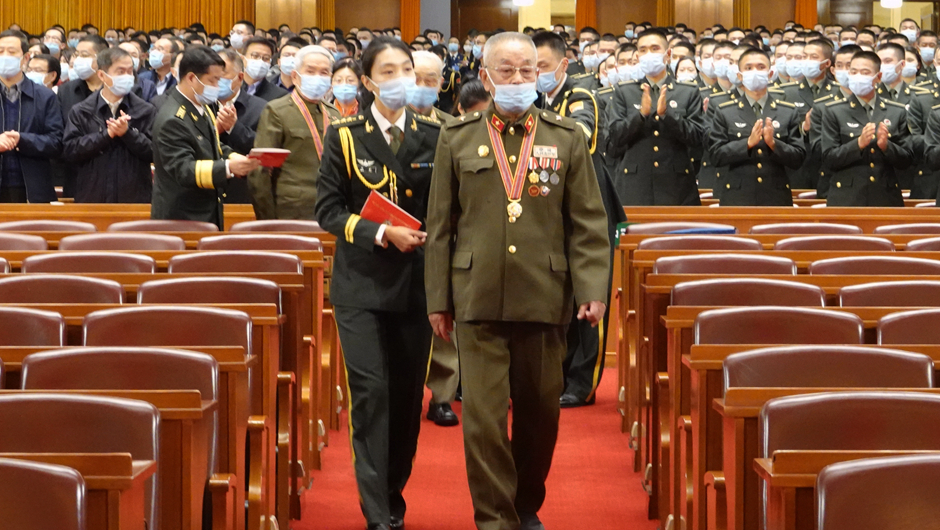 大會(huì)前，志愿軍老同志入場(chǎng)
