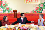 全國政協(xié)邀請已故黨外全國政協(xié)委員、知名人士夫人聯(lián)誼迎春 賈慶林出席