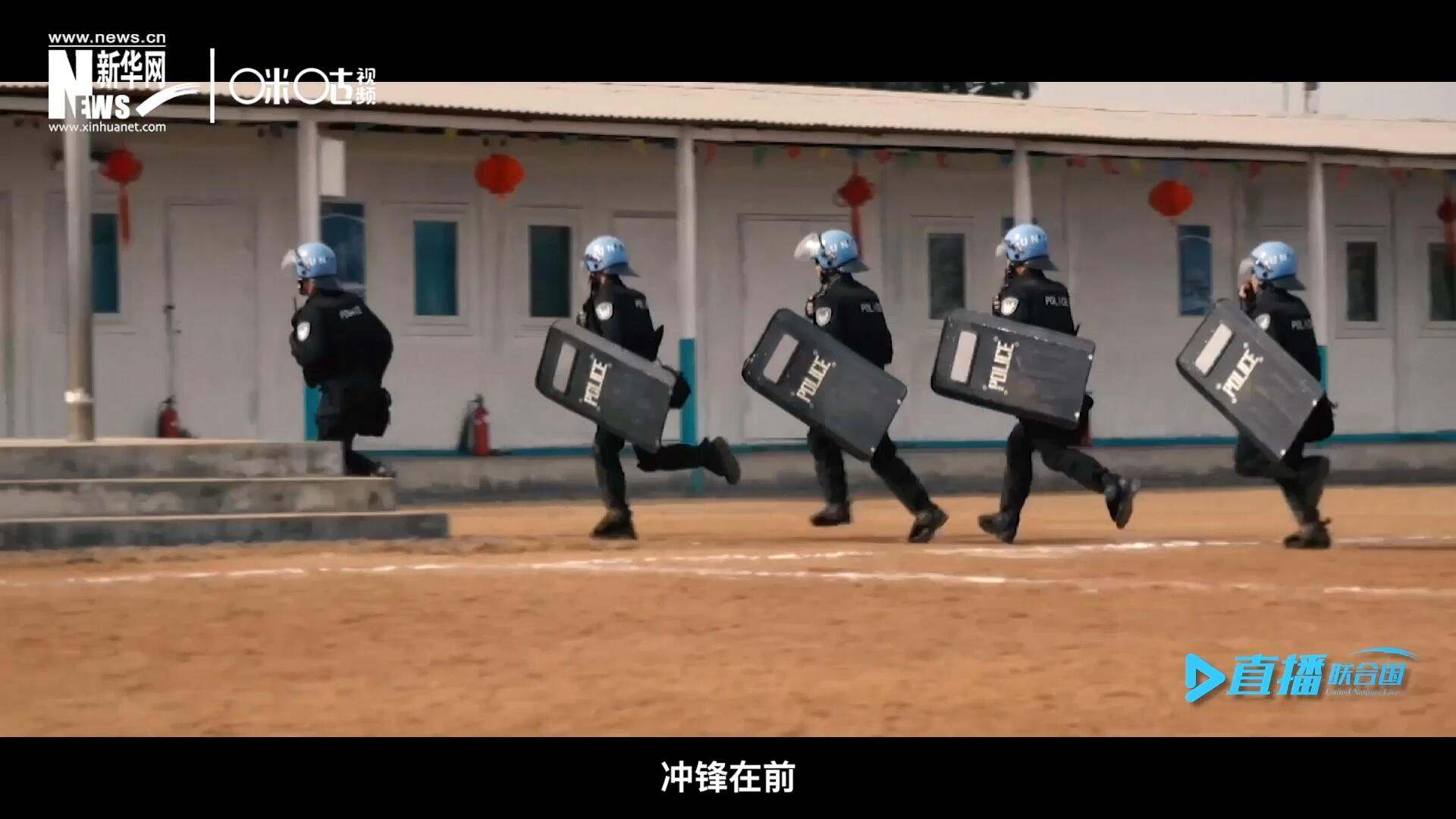 有這樣一支隊(duì)伍，他們不畏艱險(xiǎn)，沖鋒在前，頭戴藍(lán)盔，為和平而戰(zhàn)，他們的名字叫做聯(lián)合國維和部隊(duì)。