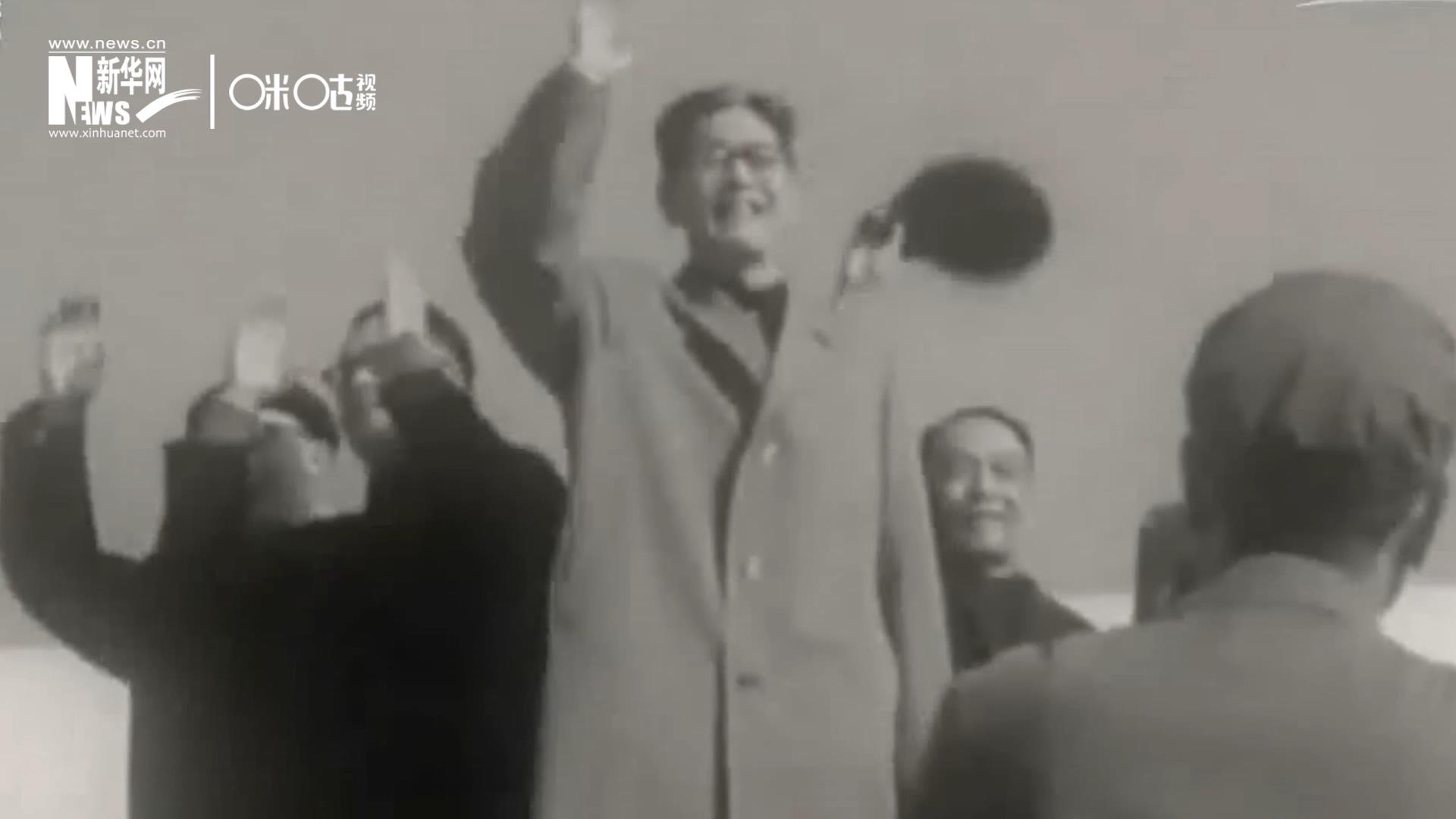 1971年11月9日，全新成立的中國(guó)聯(lián)合國(guó)代表團(tuán)在群眾的歡呼與掌聲中登上專機(jī)，正式開啟了中國(guó)的聯(lián)合國(guó)之旅。