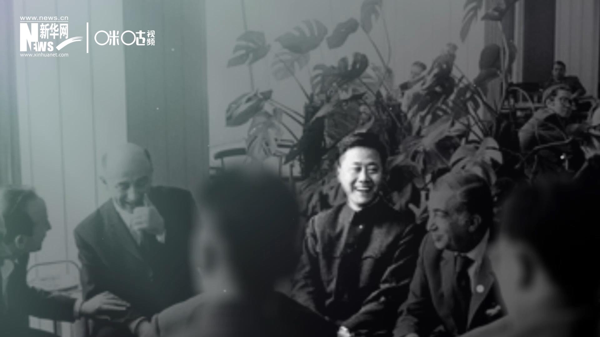 照片里的這個(gè)人是高梁，原新華社國(guó)際部記者。原本作為代表團(tuán)隨行記者的他接到通知，由他帶領(lǐng)一支先遣小組先行去紐約。