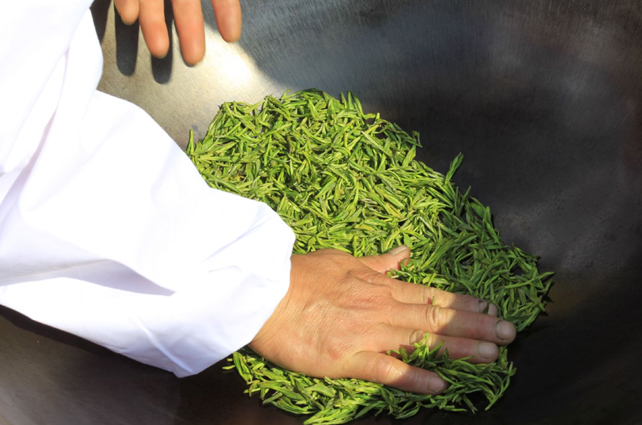 好茶占盡天時(shí)地利，炒茶師月入三五萬