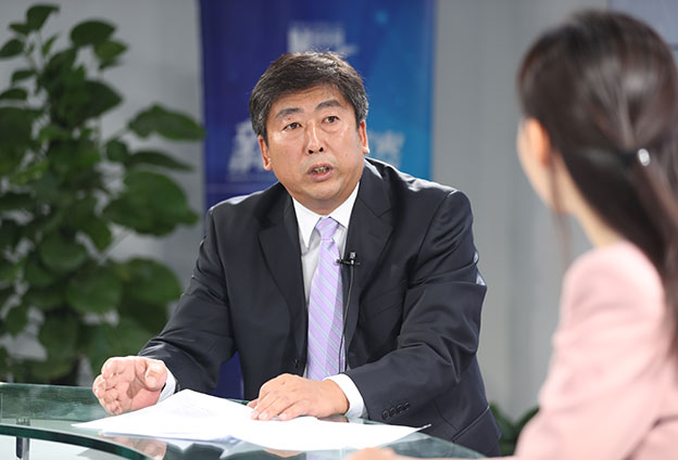 具體落在實(shí)處就是把方向，管大局，保落實(shí)