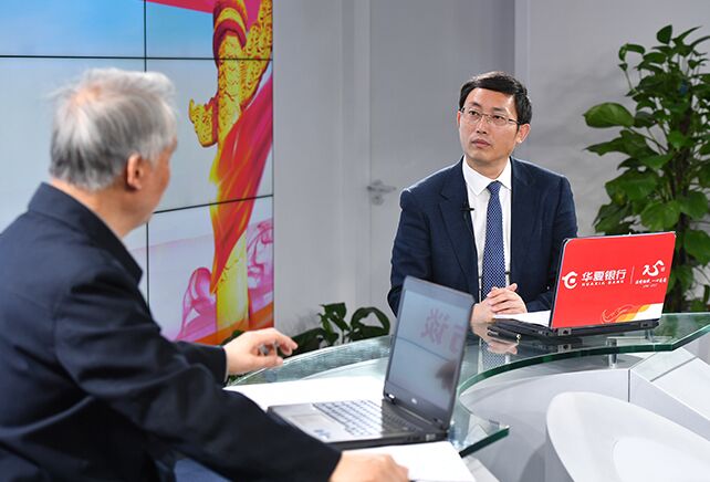 您再給我們梳理一下，黨章中有關“基本路線”的修改情況。