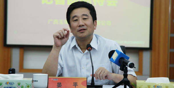 玉柴集團公司董事局主席晏平——大家可能不一定認(rèn)識我，但是大家一定坐過裝配玉柴發(fā)動機的客車、公交車，因為玉柴發(fā)動機裝配在全國超過60%的客車、公交車上。玉柴發(fā)動機能夠陪伴大家上班、回家、逛街，我很自豪。我們將繼續(xù)制造更多更好的綠色產(chǎn)品，造福社會和百姓。
